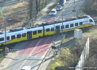 Wrocław: Policyjny dron monitorował kierowców na przejeździe kolejowym w Leśnicy