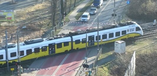 Wrocław: Policyjny dron monitorował kierowców na przejeździe kolejowym w Leśnicy