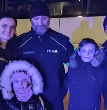 Policjanci z Wrocławia pomogli czwórce rodzeństwa z Ukrainy, które przyjechało same do Polski
