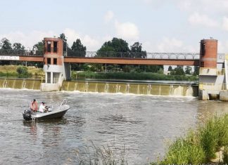 Policjanci uratowali pijanego mężczyznę. Chciał wskoczyć z Jazu Opatowickiego do wody