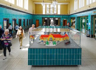 Pierwsza kolejowa makieta Lego na polskim dworcu powstała na Dolnym Śląsku!