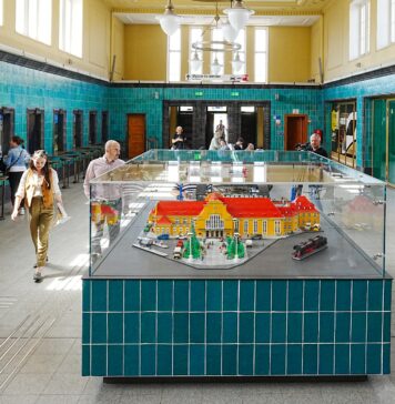Pierwsza kolejowa makieta Lego na polskim dworcu powstała na Dolnym Śląsku!