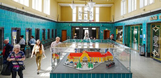 Pierwsza kolejowa makieta Lego na polskim dworcu powstała na Dolnym Śląsku!