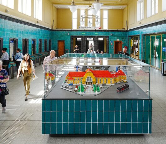 Pierwsza kolejowa makieta Lego na polskim dworcu powstała na Dolnym Śląsku!