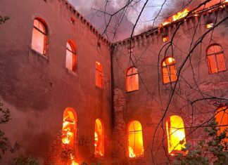 Wrocław: Pożar pałacu w Świniarach