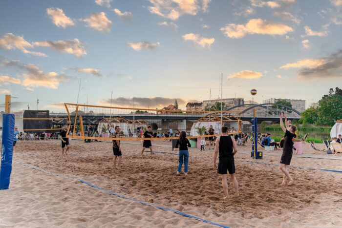 Na zdjęciu boisko do siatkówki plażowej w Prosto z Mostu Beach Bar /FB Prosto z Mostu