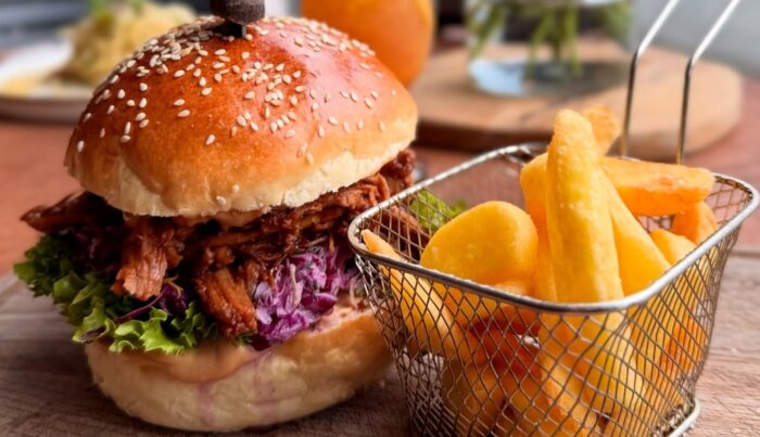 Na zdjęciu burger i frytki /Facebook - Mińska38