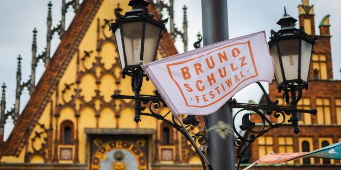 Na zdjęciu flaga z logo festiwalu na wrocławskich rynku /Facebook - Bruno Schulz. Festiwal