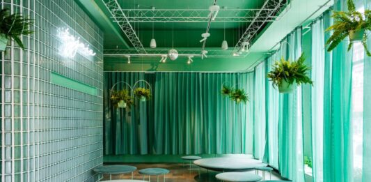 We Wrocławiu działa Żyjnia – bezpłatne miejskie sanatorium z leczniczymi naparami, dźwiękami z uzdrowiska i zielenią Żyjnia Wrocław