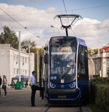Wrocław: Darmowa komunikacja miejska. Od 2022 roku kolejna grupa osób jeździ za darmo!