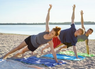 Pomysł na aktywne weekendy – bezpłatne treningi na plażach miejskich.