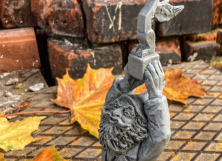 Nowy krasnal we Wrocławiu z Dolnośląskim Gryfem w rękach