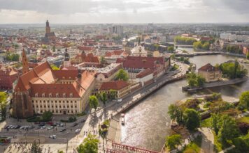 Ukryte miejsca we Wrocławiu, o których mogliście nie wiedzieć. Sprawdźcie nasze zestawienie Na zdjęciu widok z lotu ptaka na Wrocław