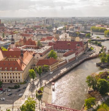 Ukryte miejsca we Wrocławiu, o których mogliście nie wiedzieć. Sprawdźcie nasze zestawienie Na zdjęciu widok z lotu ptaka na Wrocław