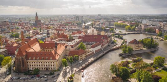 Ukryte miejsca we Wrocławiu, o których mogliście nie wiedzieć. Sprawdźcie nasze zestawienie Na zdjęciu widok z lotu ptaka na Wrocław