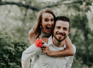 Zazdrość w związkach — Jak radzić sobie z uczuciami niepewności i rywalizacji w miłości?