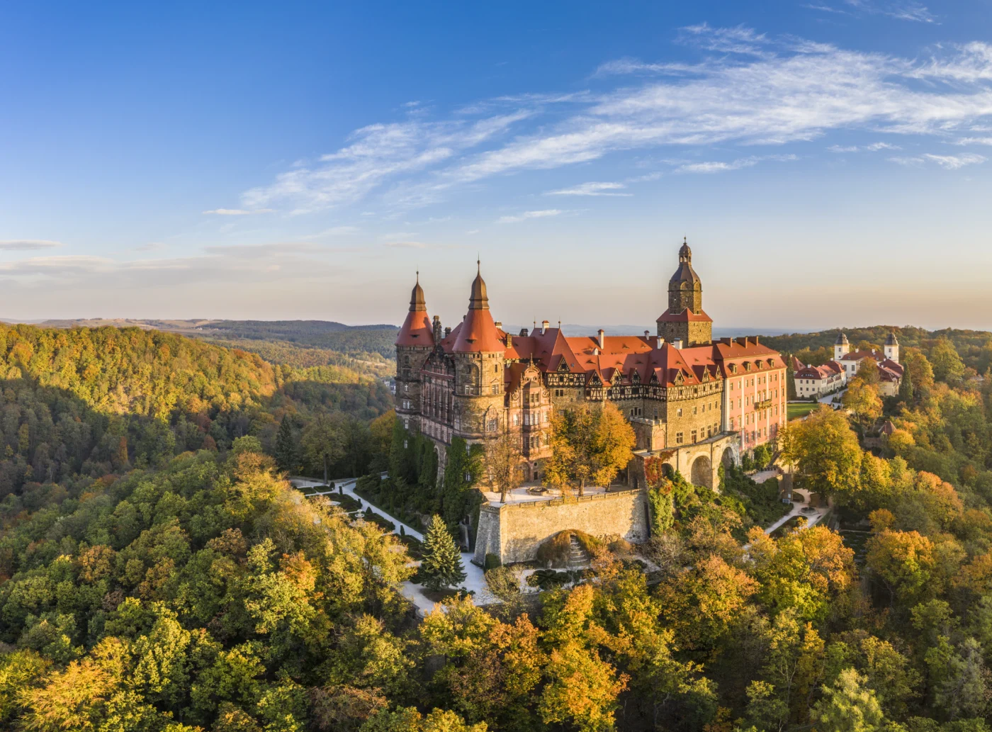 Na zdjęciu Zamek Książ z lotu ptaka /AdobeStock