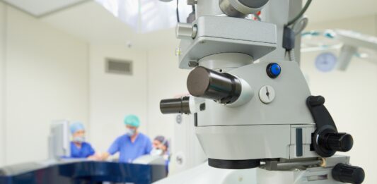 Laserowa korekcja starczowzroczności – na czym polega zabieg?