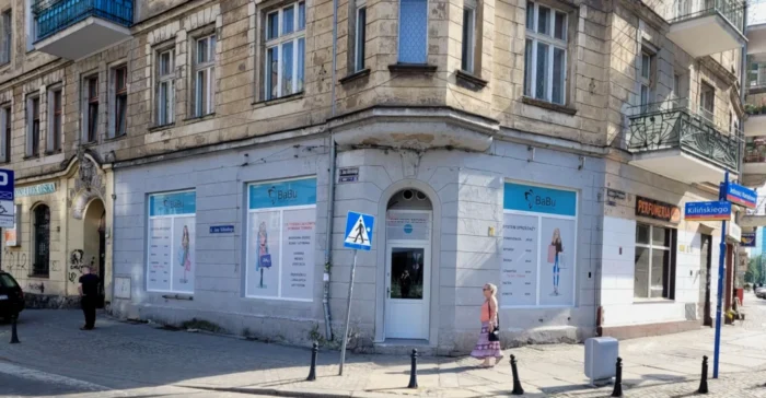 Na zdjęciu widok na witrynę lumpeksu BaBu /secondhandy.com.pl