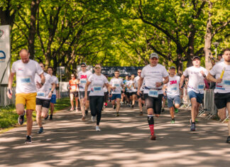 Tysiące pracowników weźmie udział w Biegu Firmowym i FRRuuu 2024. Zapisy ruszyły! Na zdjęciu grupa biegaczy podczas wyścigu