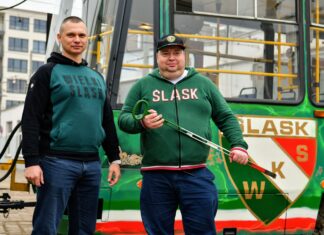 Tramwaj MPK pomalowany przez kibiców Śląska Wrocław