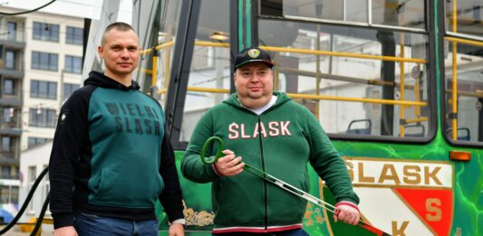 Tramwaj MPK pomalowany przez kibiców Śląska Wrocław