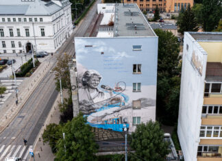 Nowy mural Marii Koterbskiej w centrum Wrocławia. Mkną po szynach niebieskie tramwaje