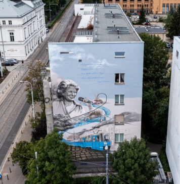Nowy mural Marii Koterbskiej w centrum Wrocławia. Mkną po szynach niebieskie tramwaje