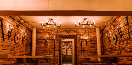 Nowa karczma w klimacie wikingów na mapie Wrocławia! Wiking Club – Axe Throwing Wrocław i Świat Pizzy połączyli siły