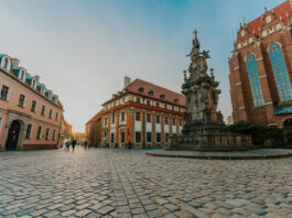 Ostrów Tumski we Wrocławiu dawniej i dziś. Sprawdź, jak zwiedzać najbardziej zabytkową wyspę Wrocławia! Na zdjęciu widok na plac na Ostrowie Tumskim we Wrocławiu /Adam Bystry