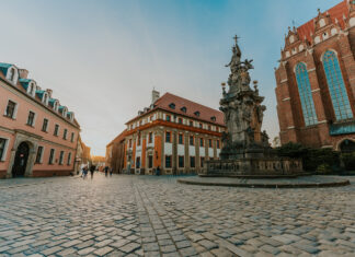 Ostrów Tumski we Wrocławiu dawniej i dziś. Sprawdź, jak zwiedzać najbardziej zabytkową wyspę Wrocławia! Na zdjęciu widok na plac na Ostrowie Tumskim we Wrocławiu /Adam Bystry