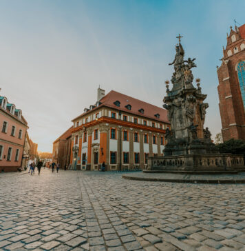 Ostrów Tumski we Wrocławiu dawniej i dziś. Sprawdź, jak zwiedzać najbardziej zabytkową wyspę Wrocławia! Na zdjęciu widok na plac na Ostrowie Tumskim we Wrocławiu /Adam Bystry