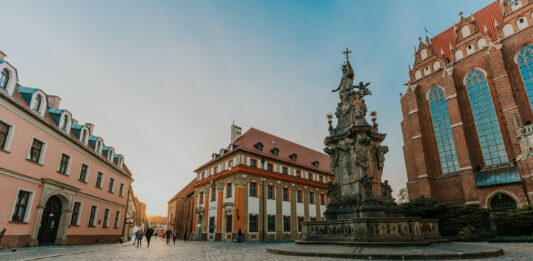 Ostrów Tumski we Wrocławiu dawniej i dziś. Sprawdź, jak zwiedzać najbardziej zabytkową wyspę Wrocławia! Na zdjęciu widok na plac na Ostrowie Tumskim we Wrocławiu /Adam Bystry