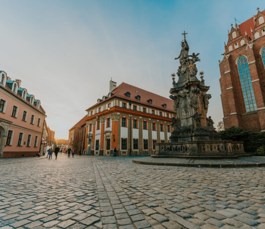 Ostrów Tumski we Wrocławiu dawniej i dziś. Sprawdź, jak zwiedzać najbardziej zabytkową wyspę Wrocławia! Na zdjęciu widok na plac na Ostrowie Tumskim we Wrocławiu /Adam Bystry