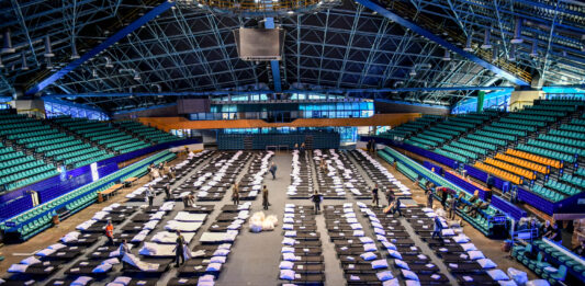 Noclegownia w Hali Orbita będzie zamknięta. Zniknie 350 łóżek dla uchodźców z Ukrainy