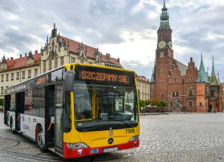 Szczepionkowy autobus wyruszył w trasę. Punkt szczepień sam przyjedzie na Twoje osiedle!