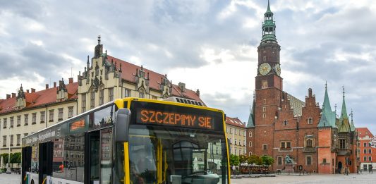 Szczepionkowy autobus wyruszył w trasę. Punkt szczepień sam przyjedzie na Twoje osiedle!