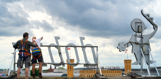 Słynny Neon Dobry wieczór we Wrocławiu wraca po naprawie!