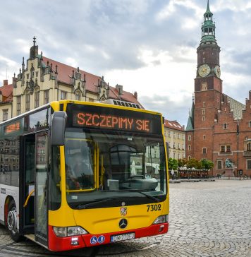 Po szczepionkę na Jarmark. SZCZEPCIObus codziennie przy wrocławskim Rynku