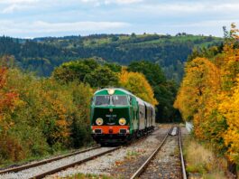 Kolejowe Szlaki Dolnego Śląska: podróż zabytkowym pociągiem po malowniczych terenach!