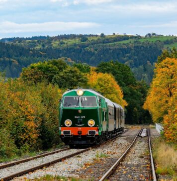 Kolejowe Szlaki Dolnego Śląska: podróż zabytkowym pociągiem po malowniczych terenach!