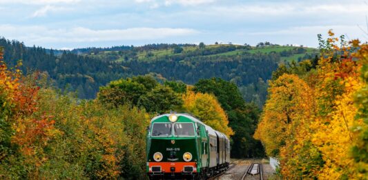 Kolejowe Szlaki Dolnego Śląska: podróż zabytkowym pociągiem po malowniczych terenach!