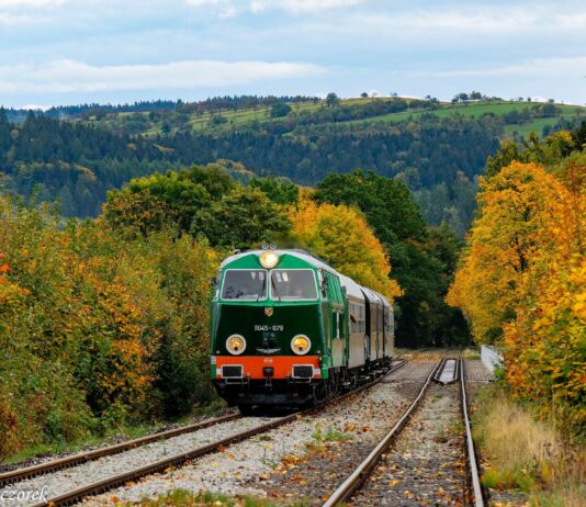 Kolejowe Szlaki Dolnego Śląska: podróż zabytkowym pociągiem po malowniczych terenach!