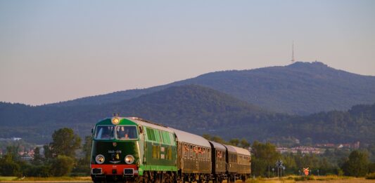 Pociągiem po jednej z najpiękniejszych tras na Dolnym Śląsku! Góry Sowie i Mieroszów