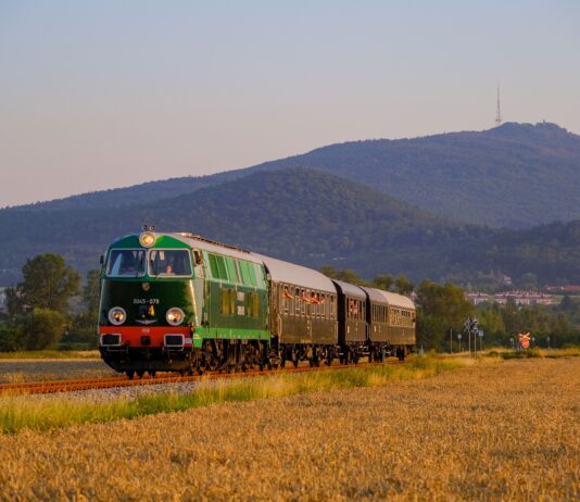 Pociągiem po jednej z najpiękniejszych tras na Dolnym Śląsku! Góry Sowie i Mieroszów