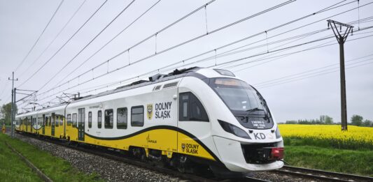 Wakacyjny hit Kolei Dolnośląskich wraca na tory! Z Dolnego Śląska prosto nad Bałtyk
