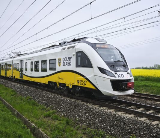 Wakacyjny hit Kolei Dolnośląskich wraca na tory! Z Dolnego Śląska prosto nad Bałtyk
