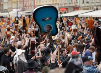 1 maja gitarzyści zagrają dla białego personelu! Gitarowy Rekord Świata 2020