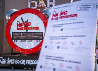 Na ulicy Świdnickiej stanął 3-metrowy budzik, który odmierza czas do wyborów. Nie śpij, bo Cię przegłosują!