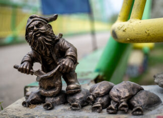 Raciworek – krasnal z piaskowym sercem. Symbol powodziowej solidarności stanął w Złotnikach-Leśnicy